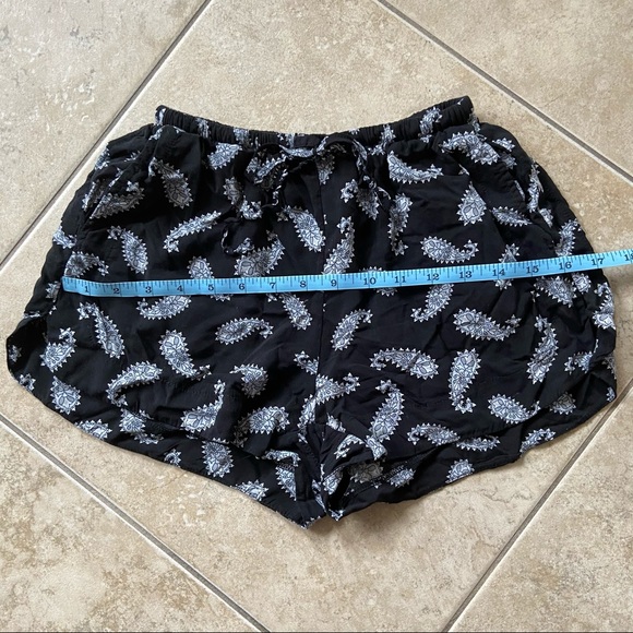 BRANDY MELVILLE shorts - Picture 9 of 11